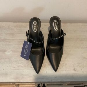 Woman's pointed toe stiletto with strap shoe